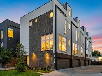 2102 N Prairie Avenue 