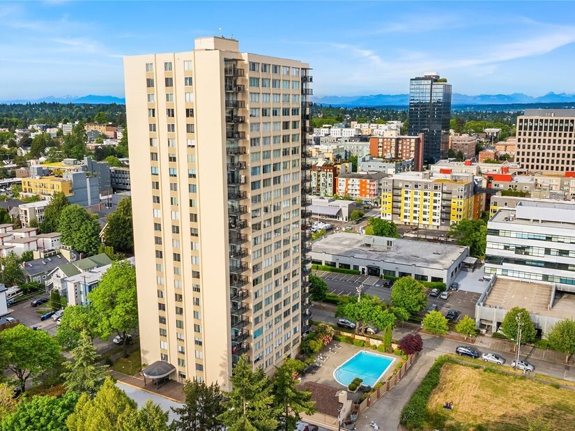 4540 8th Avenue NE 801, Seattle WA 98105