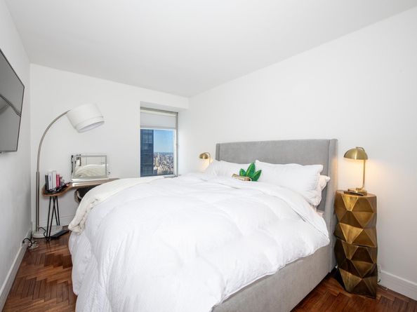 150 West 56th Street 5903, New York NY 10019