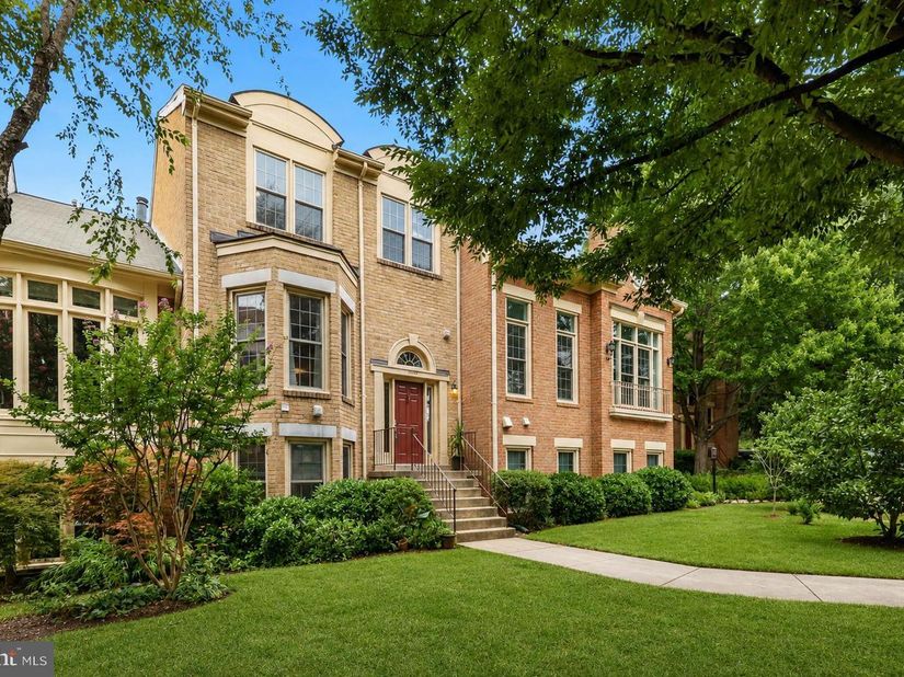 2243 Kings Garden Way, Falls Church VA 22043