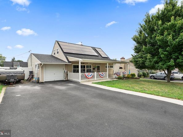 16 Canoebirch Road, Levittown PA 19057