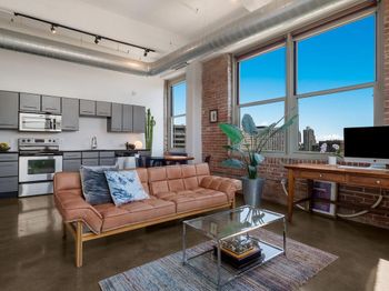 444 N 4TH Street