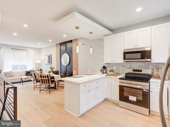 1933 N Leithgow Street