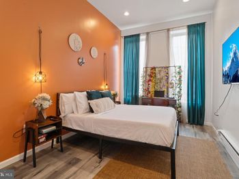 1913 W Diamond Street