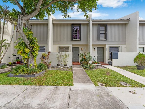 1225 NW 98th Ter 144, Pembroke Pines FL 33024