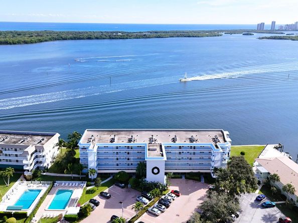 60 Yacht Club Drive 103, North Palm Beach FL 33408