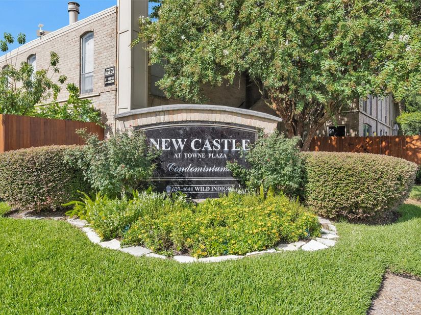 4637 Wild Indigo Street 422, Houston TX 77027