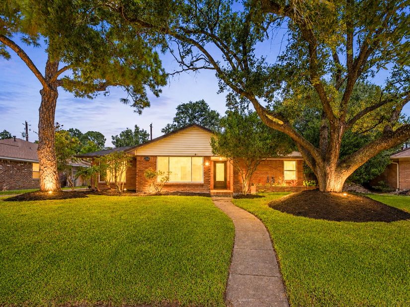 5262 Briarbend Drive, Houston TX 77096