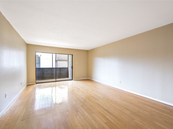 3055 Walnut Bend Lane 21, Houston TX 77042