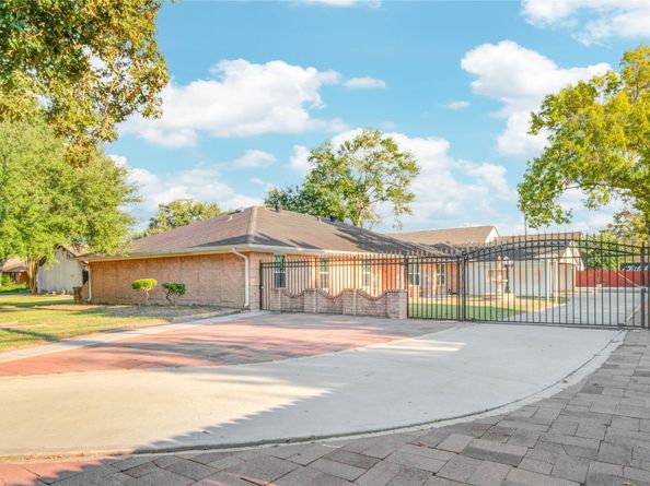 902 Ashford Parkway Parkway, Houston TX 77077