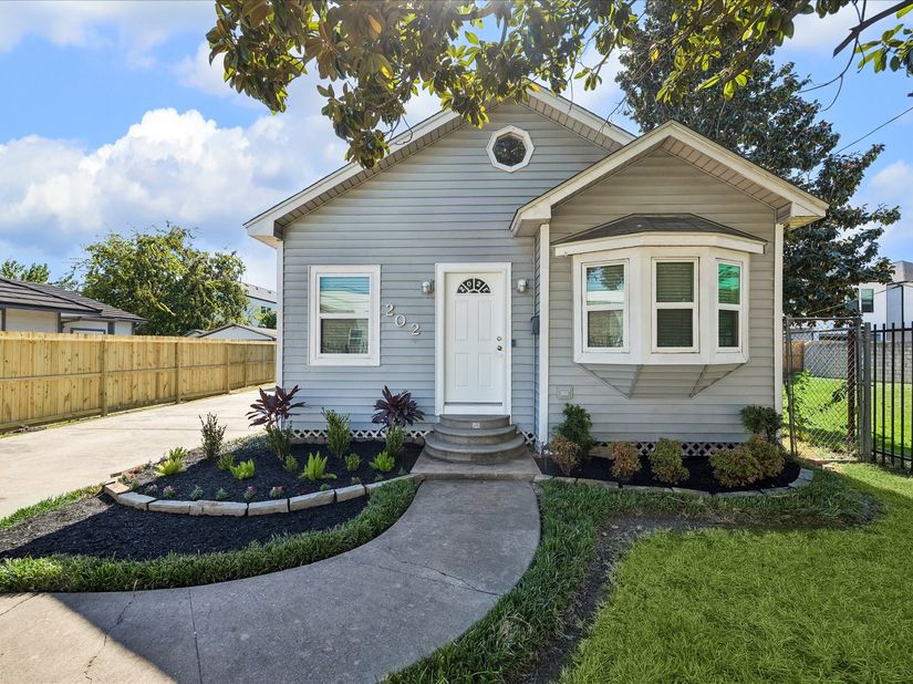 202 E 34th Street, Houston TX 77018
