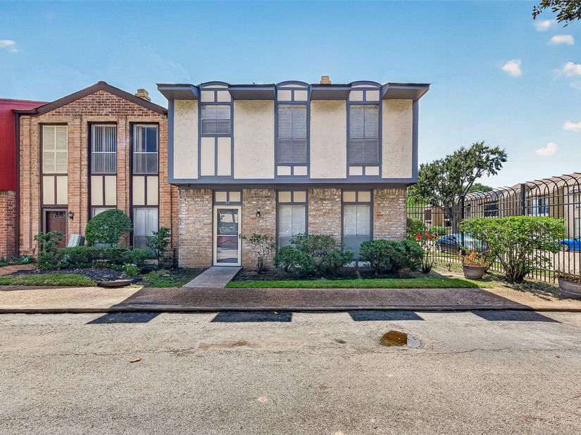 7700 Creekbend Drive 49, Houston TX 77071