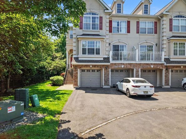 180 Blue Heron Dr 180, Secaucus NJ 07094
