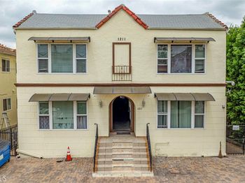 1211 N Kenmore