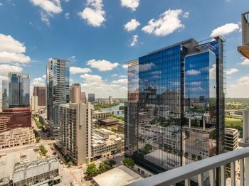 360 Nueces ST