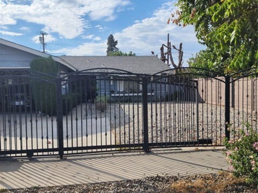10883 Vinedale, Sun Valley (los Angeles) CA 91352