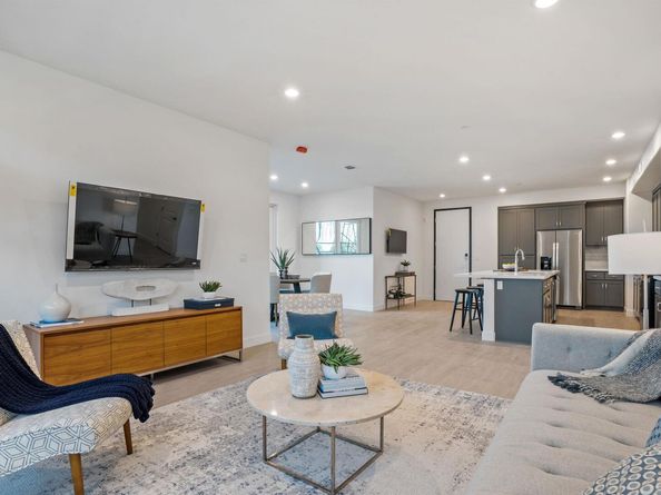 500 Somi CT 301, Hayward CA 94544