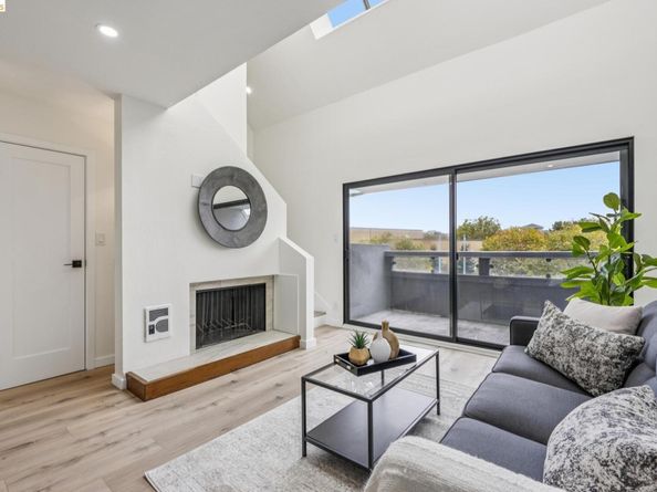 7 Embarcadero West 207, Oakland CA 94607