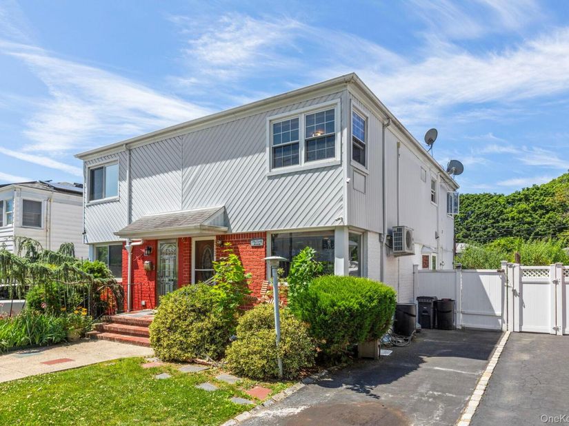 6722 211th Street, Oakland Gardens NY 11364
