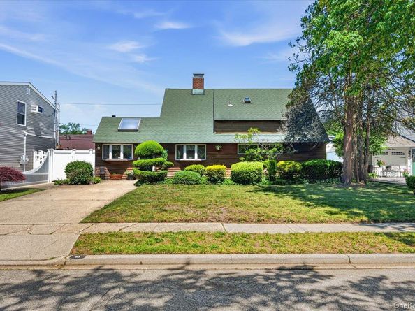 61 Elbow Lane, Levittown NY 11756