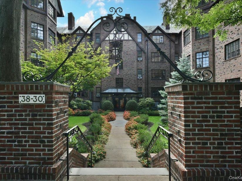 38-30 Douglaston Parkway 4B, Douglaston NY 11363