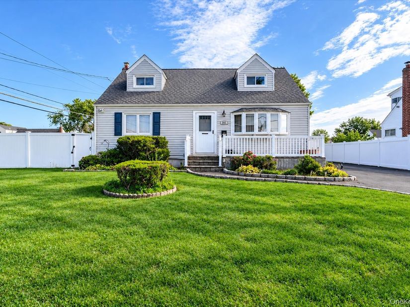 957 N Fulton Avenue, Lindenhurst NY 11757