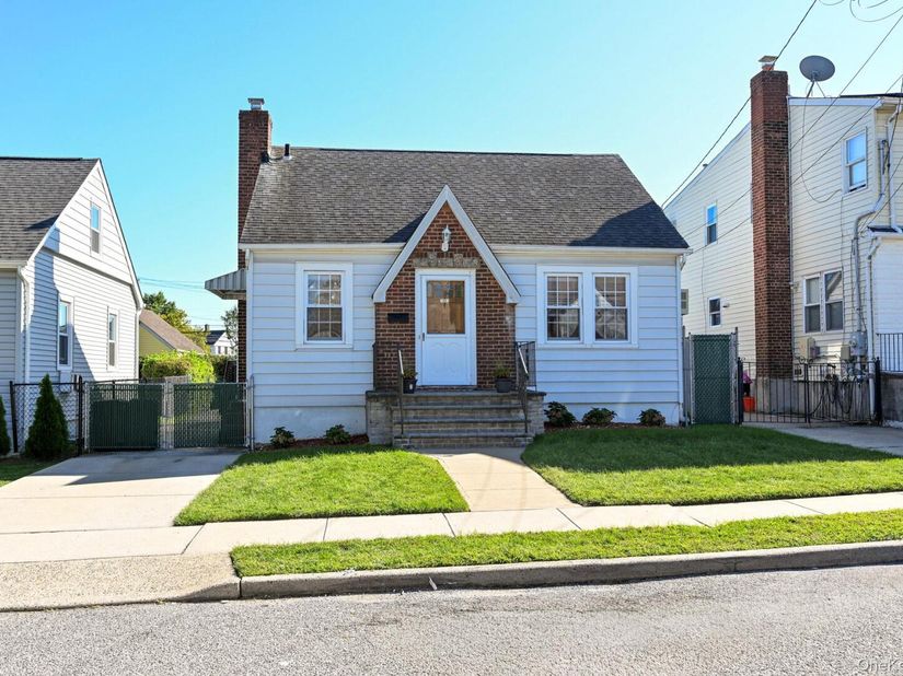 1087 Esther Street, Franklin Square NY 11010
