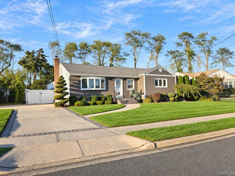 21 Clifford Drive, Farmingdale NY 11735