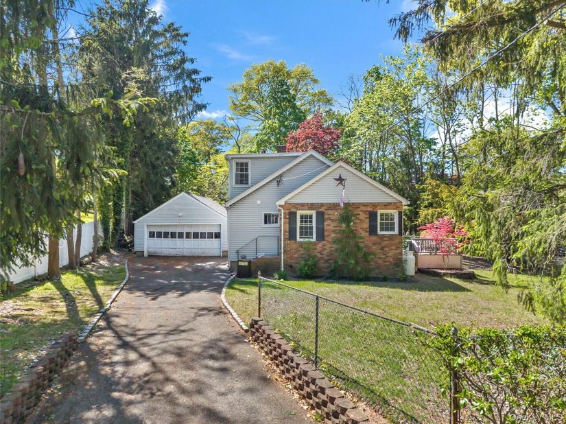 5 Windsor Lane, East Northport NY 11731