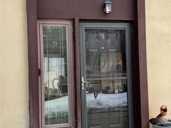 9 Willow Ct 9, Selden NY 11784