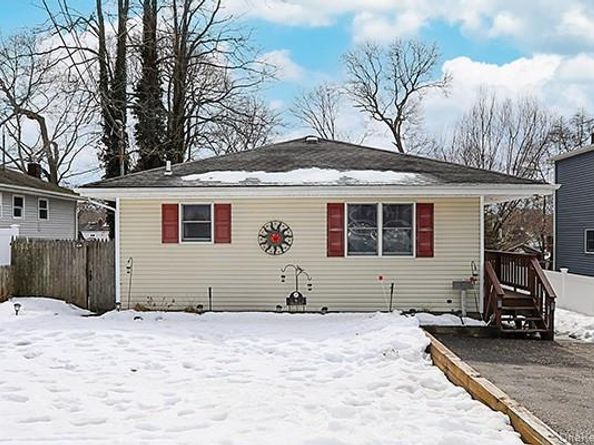 6 Oakdale Avenue, Selden NY 11784