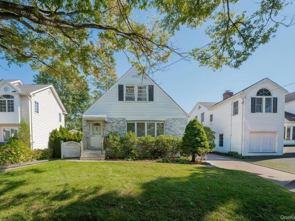 636 S 13th Street, New Hyde Park NY 11040