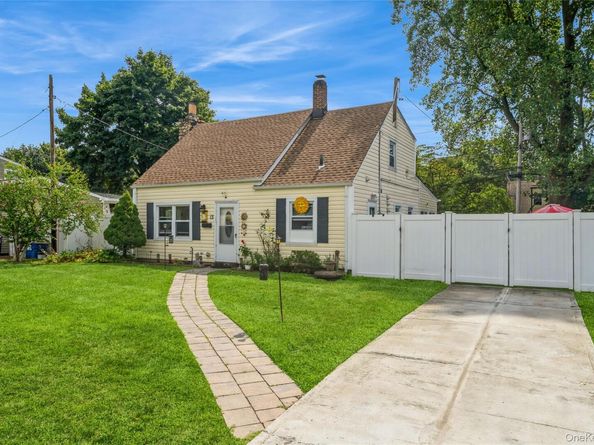 13 Floral Lane, Westbury NY 11590