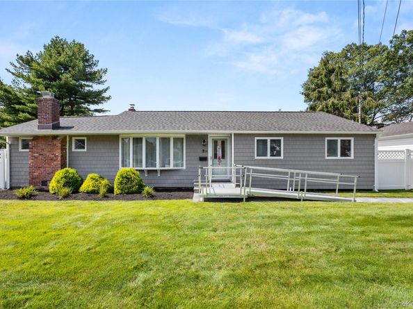 18 Campbell Lane, East Islip NY 11730