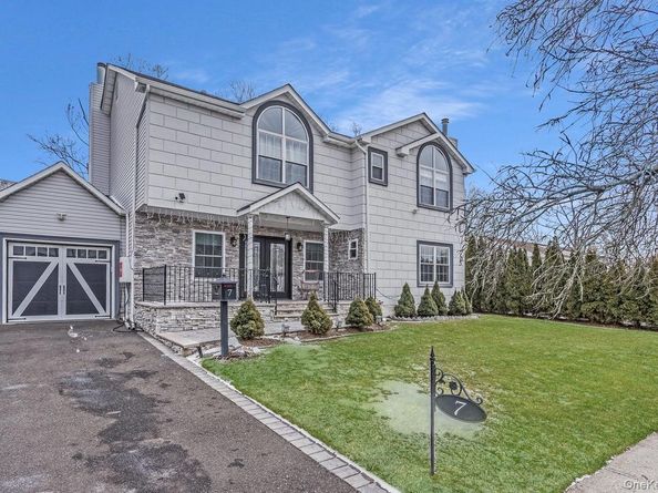 7 Sebree Place, Plainview NY 11803