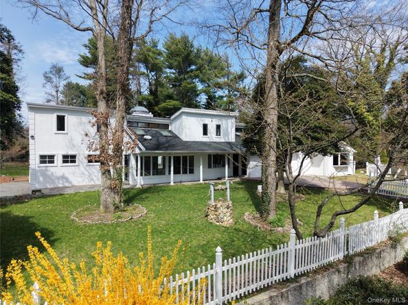 549 Woodbury Road, Cold Spring Harbor NY 11724