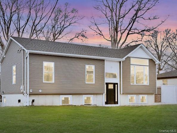 10 Amarr Drive, Shirley NY 11967