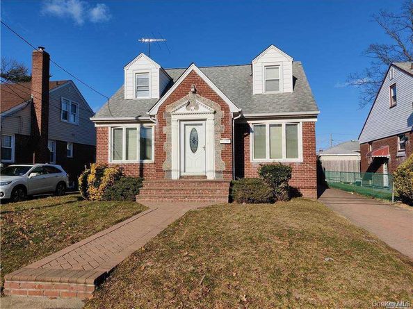 63 E Dover Street, Valley Stream NY 11580