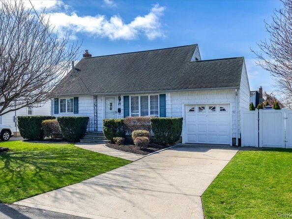 299 37 Street, Lindenhurst NY 11757