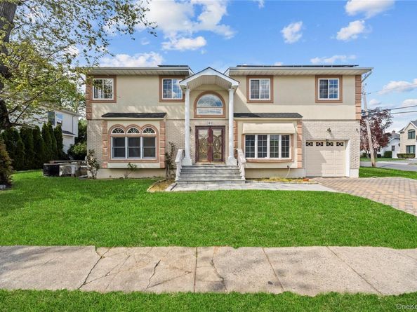 31 Woodward Street, Roslyn Heights NY 11577