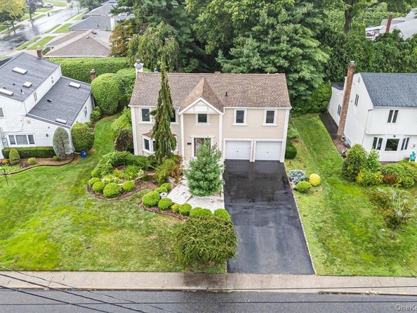 418 Old Courthouse Rd, Manhasset Hills NY 11040