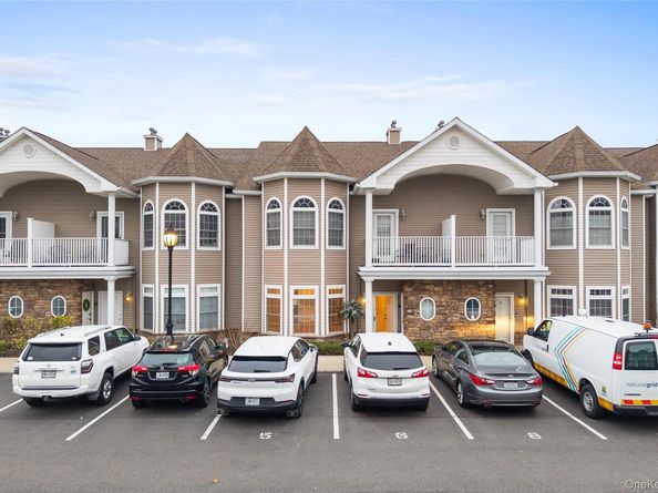 5 Jacqueline Way, North Babylon NY 11703