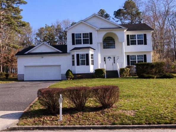 136 Elizabeth Way, Ridge NY 11961