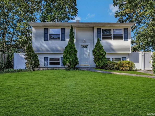 4 Beechwood Drive, Shirley NY 11967