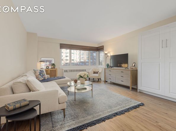 345 West 58th Street 4Y, New York NY 10019