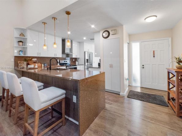 9909 NW 52nd Ln, Doral FL 33178