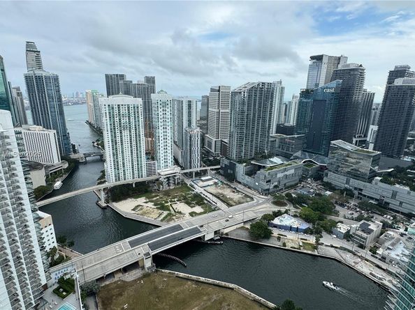 90 SW 3rd St PH17, Miami FL 33130