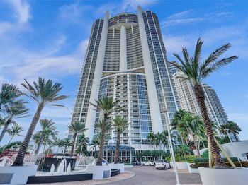 18101 Collins Ave