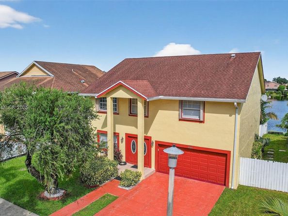 1001 SW 100th Ter, Pembroke Pines FL 33025