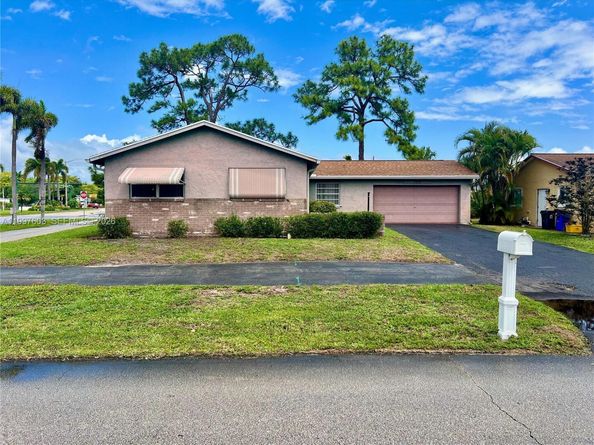 7275 Pine Manor Dr, Lake Worth FL 33467